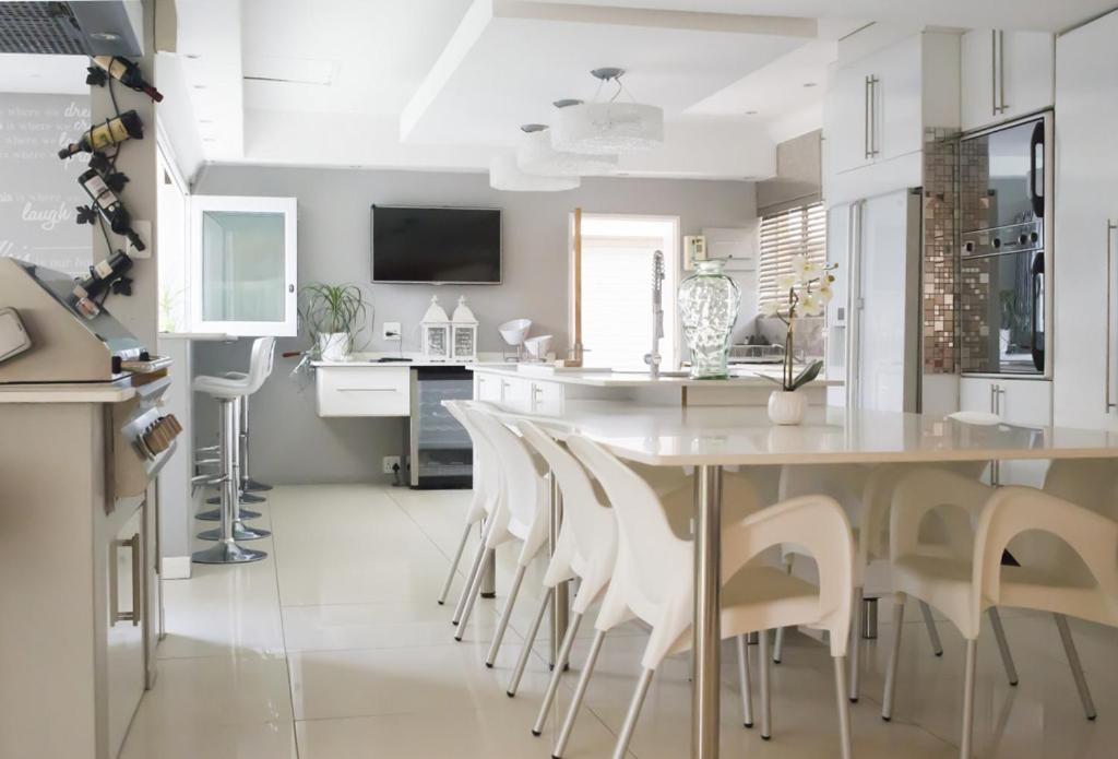 Luxury Upmarket Guesthouse 20 On 4Th Rustenburg Exterior foto